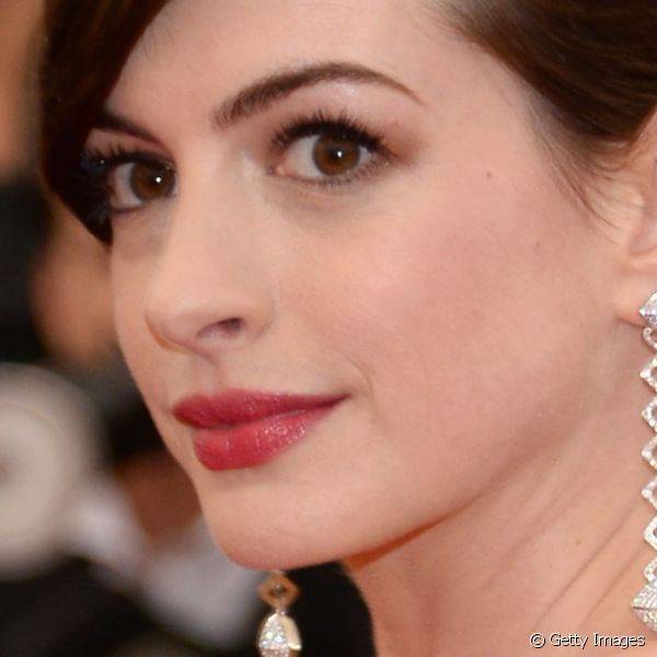 Anne Hathaway escolheu uma make discreta para a noite e além do batom rosa escuro, hit do momento, usou um leve esfumado marrom